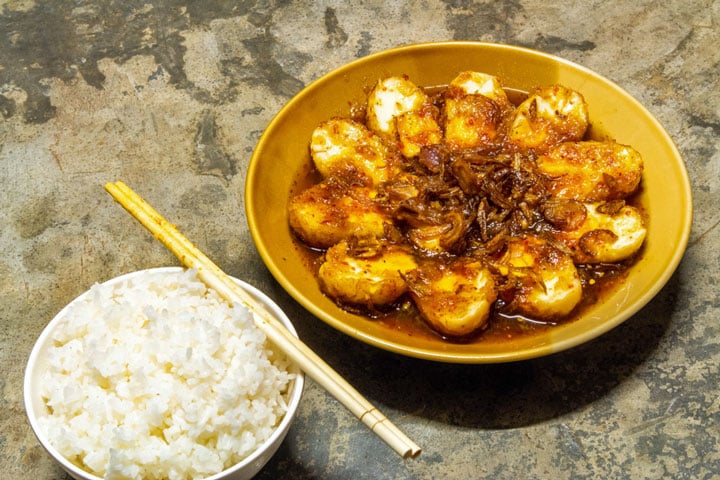 Ароматное тайское известное домашнее блюдо под названием Кай Лук Кеуи или яйца зятя | Премиум Фото