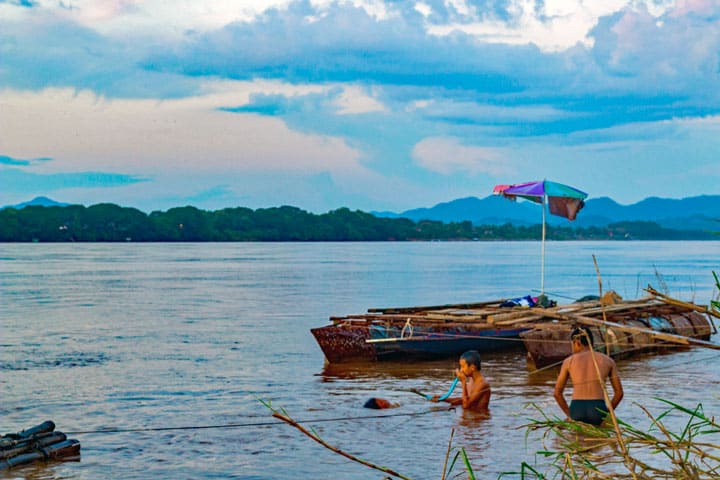 Zwemmen in de Mekong rivier